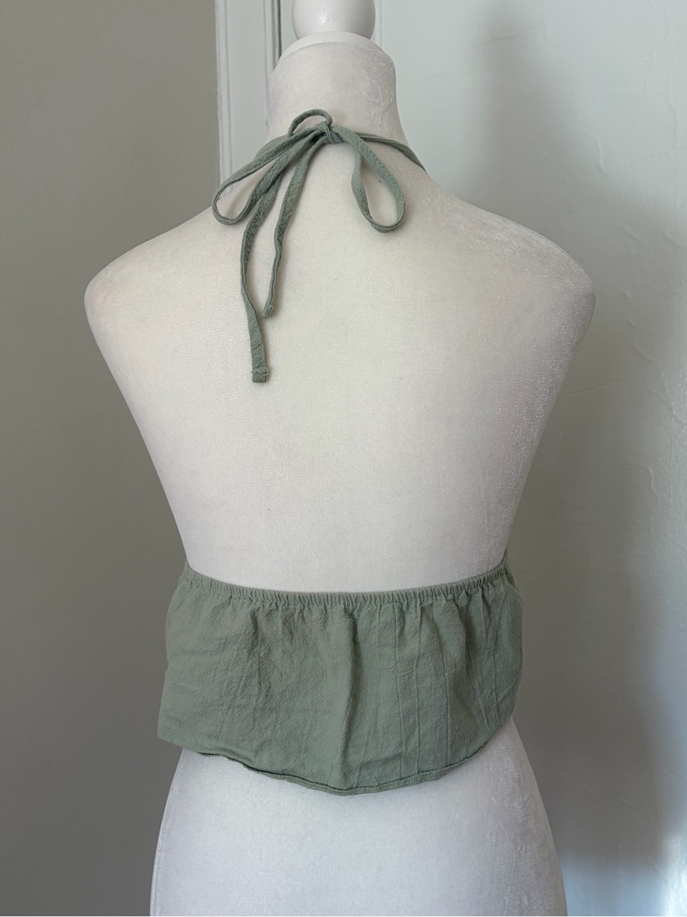 SHEIN Sage Green Halter Tie-Front Crop Top - Picture 3 of 4